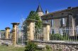 Joli-domaine-viticole-historique-avec-Chateau-du-15eme-siecle-pres-de-Bordeaux